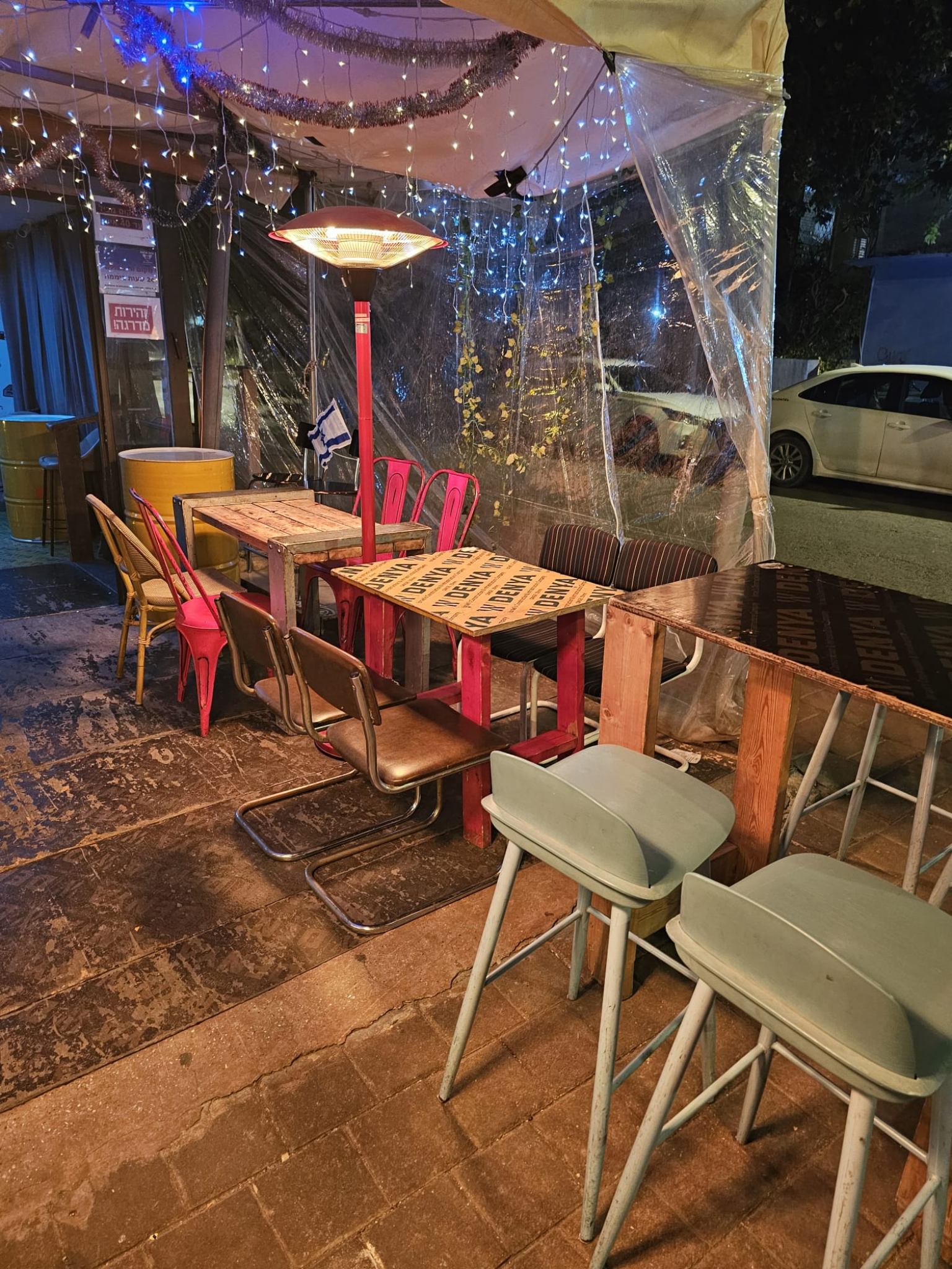 ישיבה בחוץ ב-Bar Regel