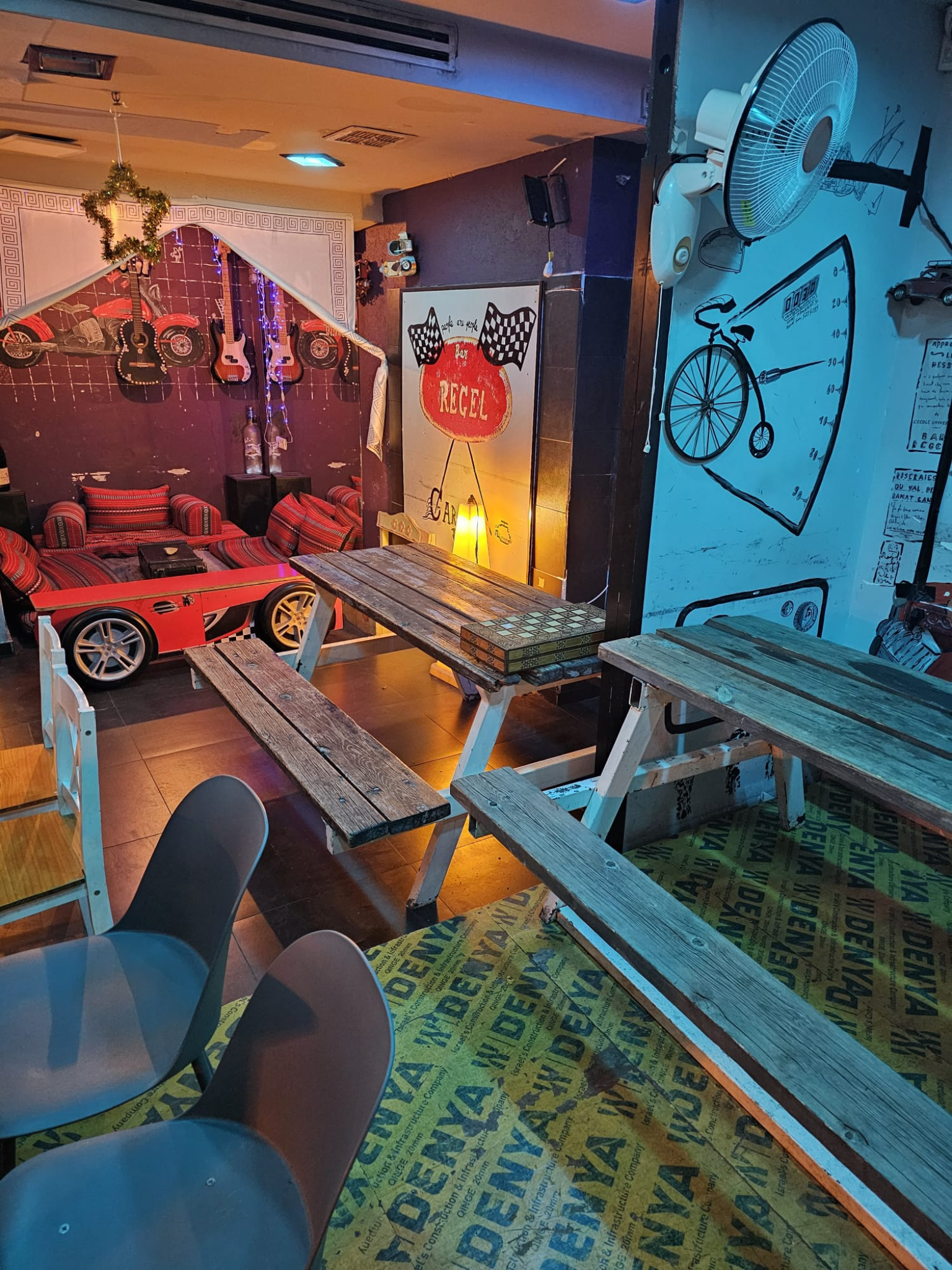 פנים הבר Bar Regel